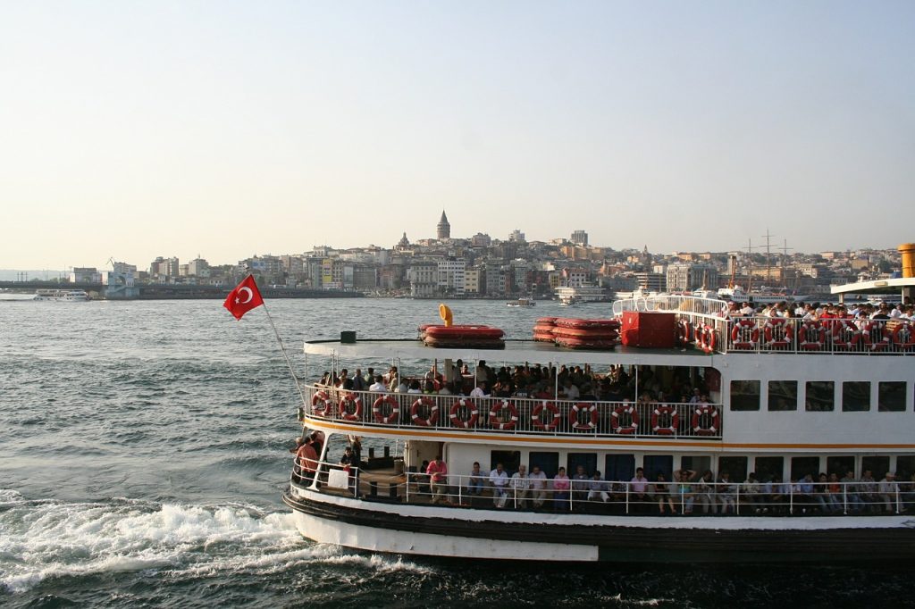 Sehenswürdigkeiten Istanbul. Vapur auf dem Bosporus